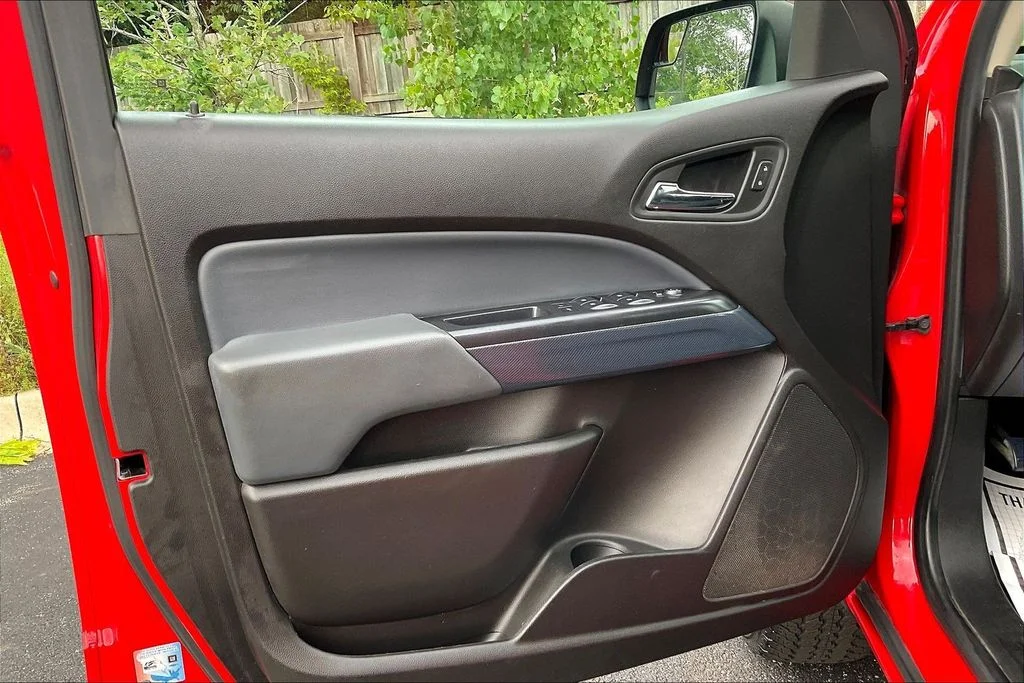 Used 2015 Red Chevrolet Z71 image 21
