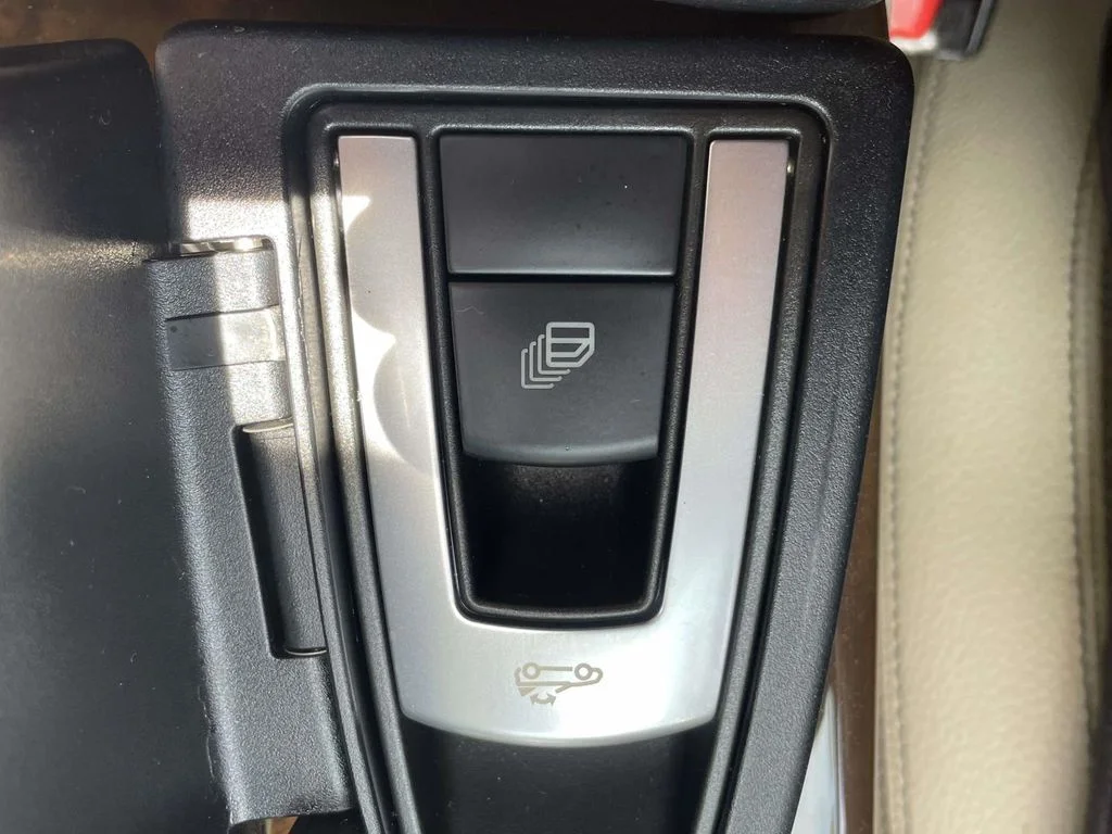 Used 2015 White Mercedes-Benz SLK 250 image 34