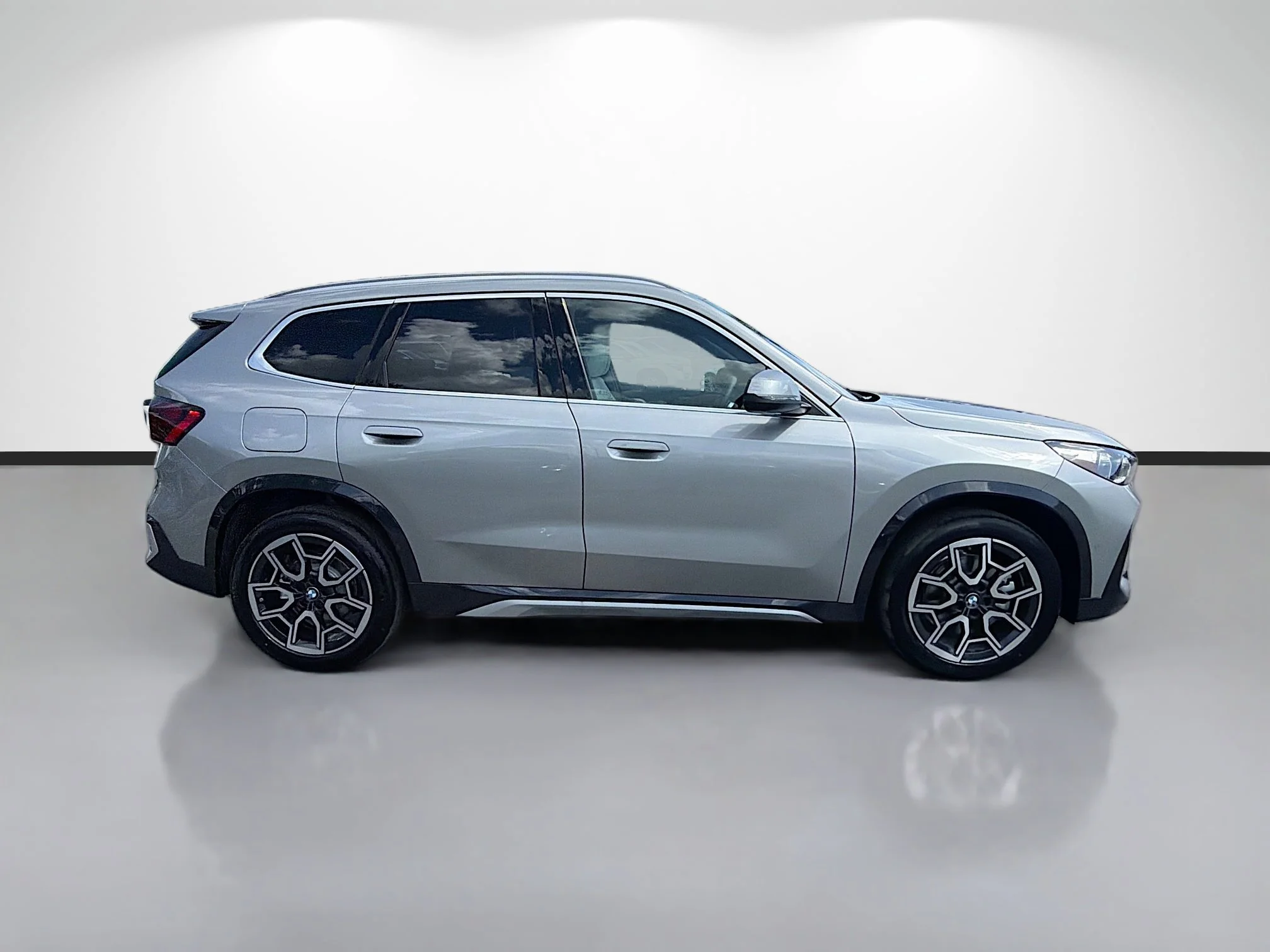 New 2026 Space Silver Metallic BMW xDrive28i image 2