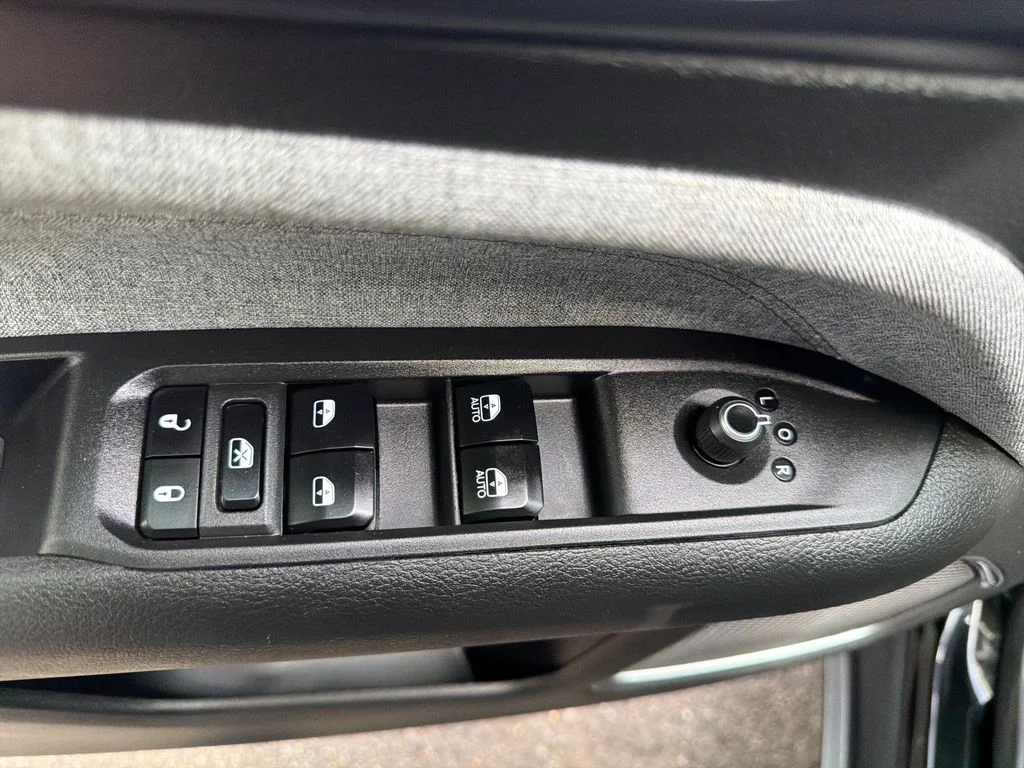 Used 2023 Diamond Black Crystal Pearlcoat Jeep Latitude Lux image 36