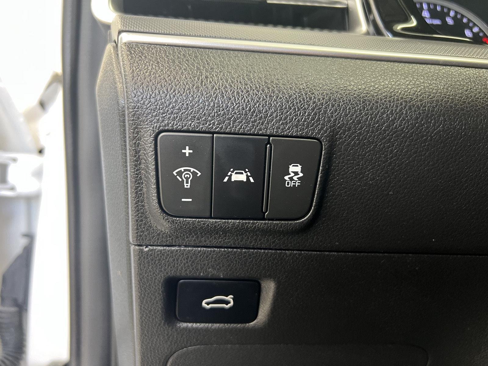 Used 2023 Glacial White Pearl Kia LXS image 13
