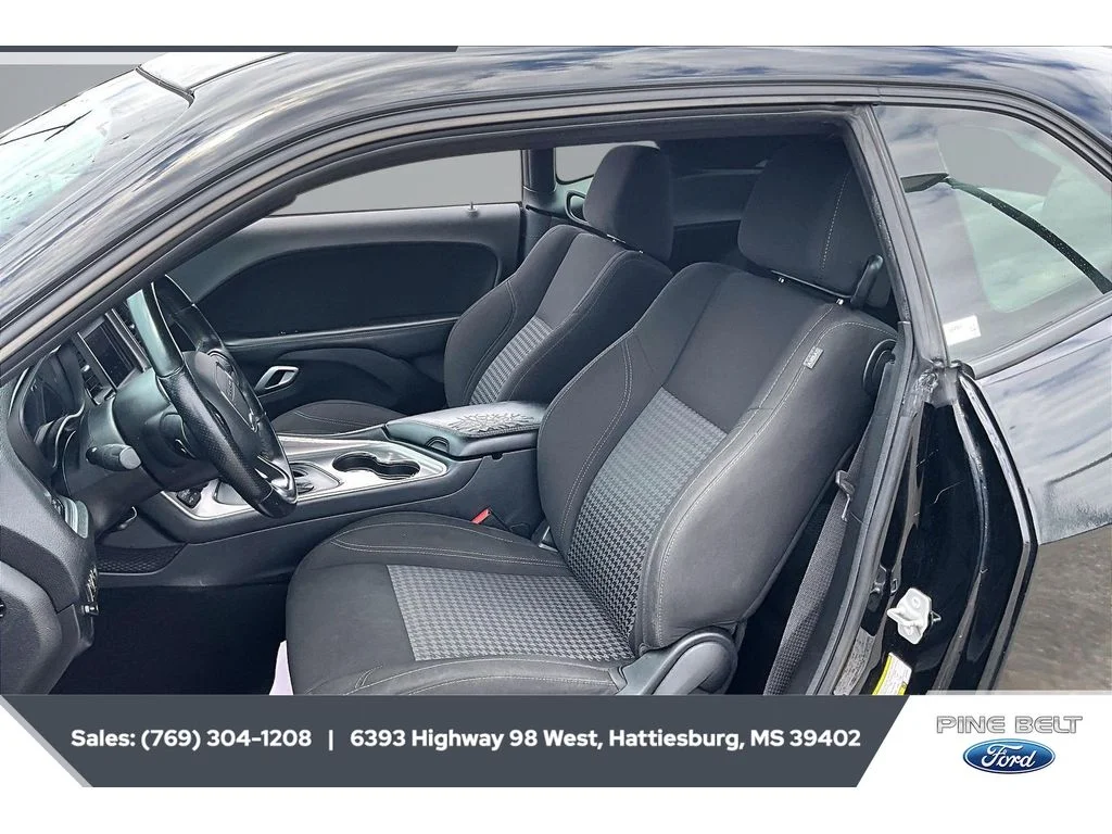 Used 2020 Pitch Black Clearcoat Dodge SXT image 18