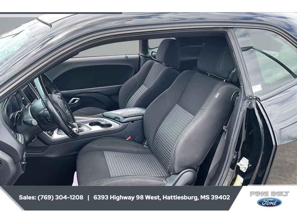 Used 2020 Pitch Black Clearcoat Dodge SXT image 18