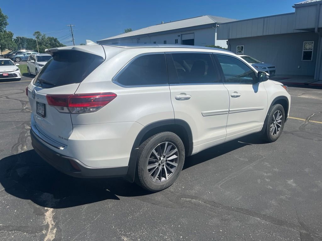Used 2017 White Toyota XLE image 3