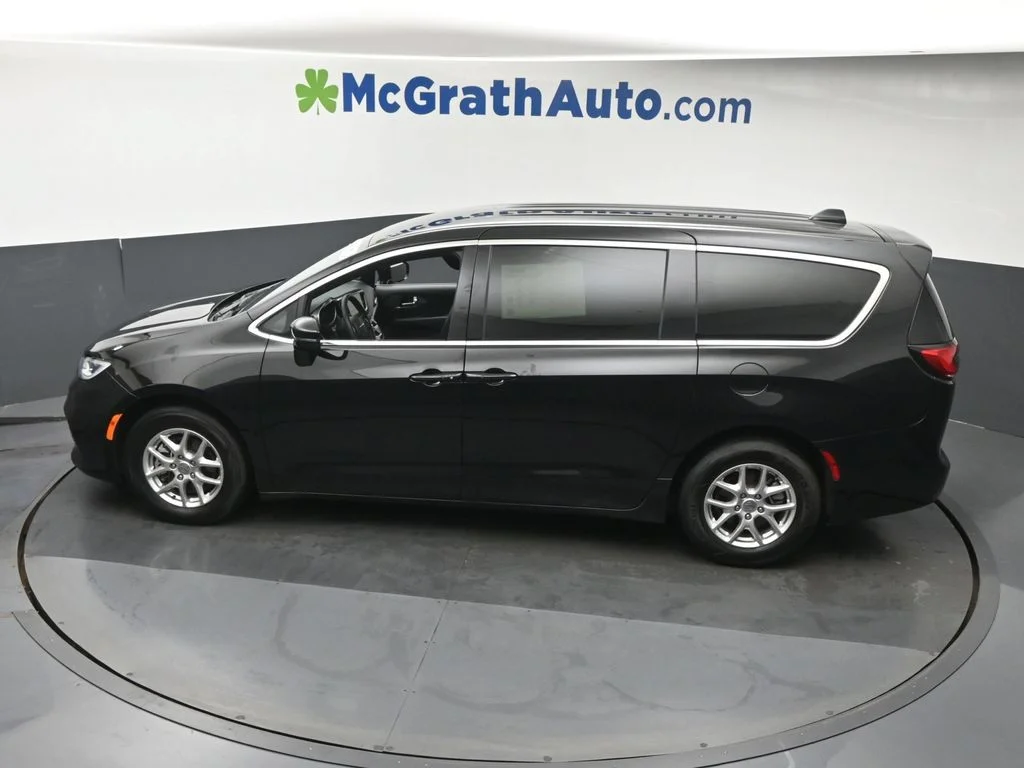 Used 2025 Black Chrysler Select image 24
