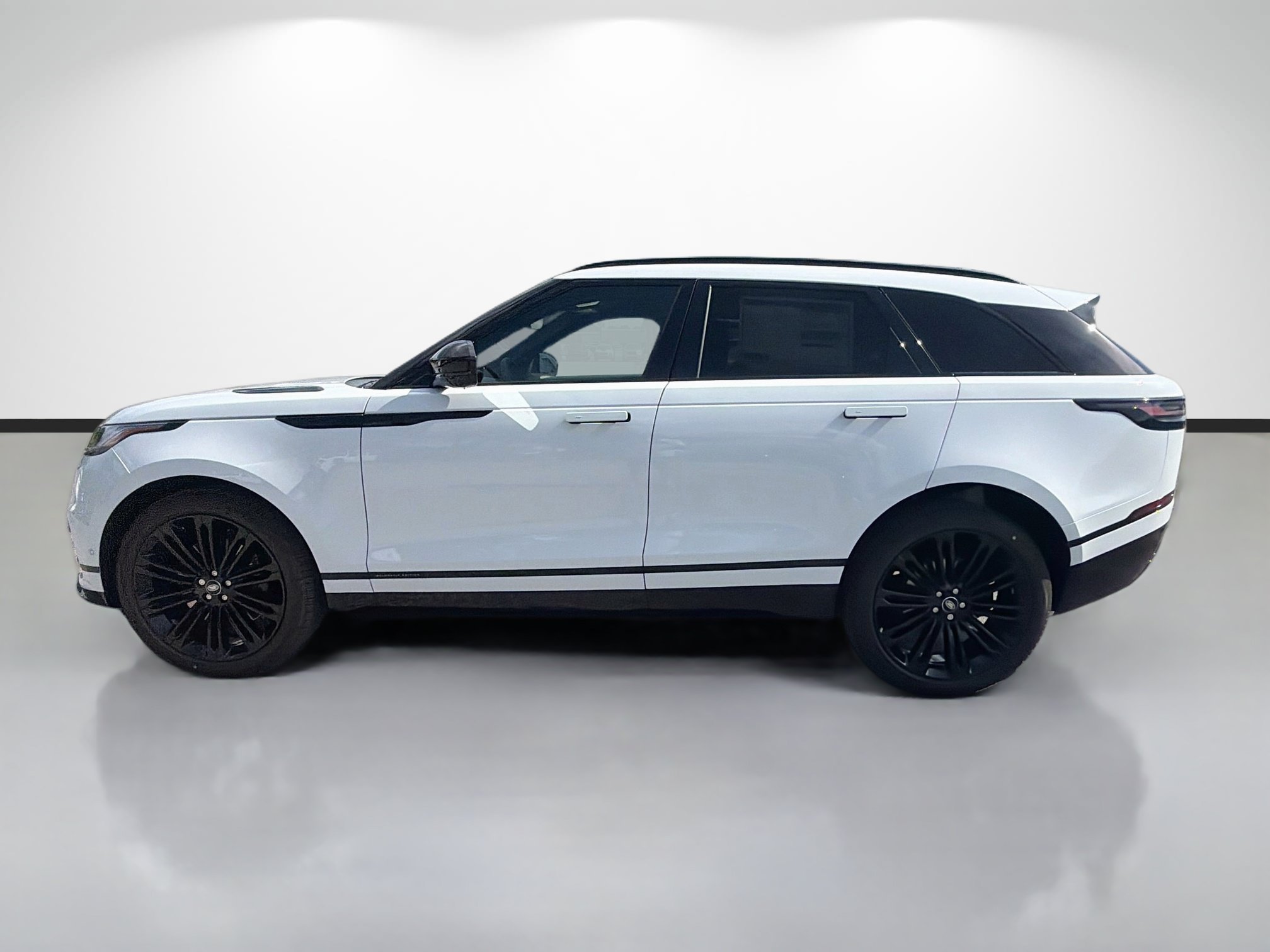 New 2026 Fuji White LAND ROVER  image 2