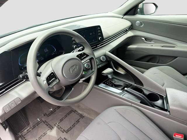 Used 2024 Silver Hyundai SE image 9