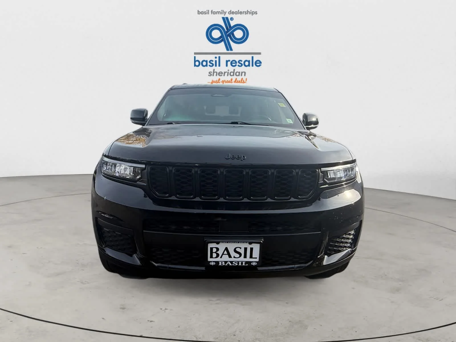 Used 2023 Diamond Black Crystal Pearlcoat Jeep Altitude image 9