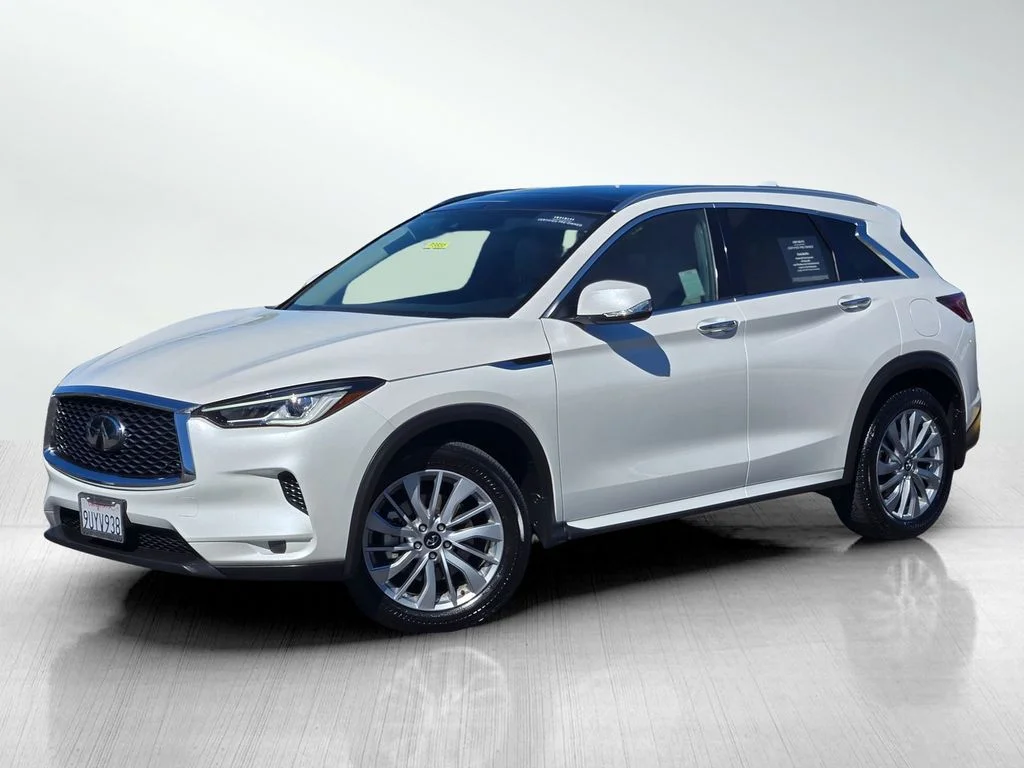 Used 2025 White INFINITI LUXE image 6