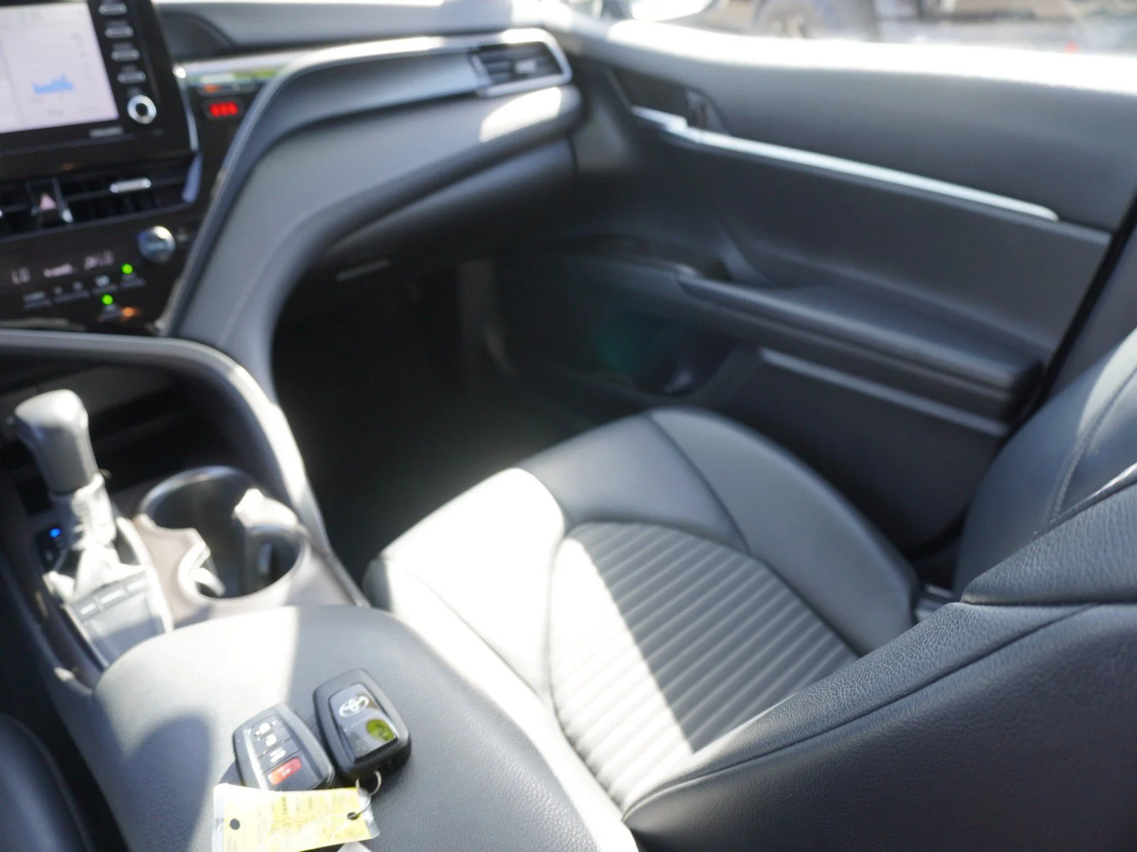 Used 2022 White Toyota SE image 15