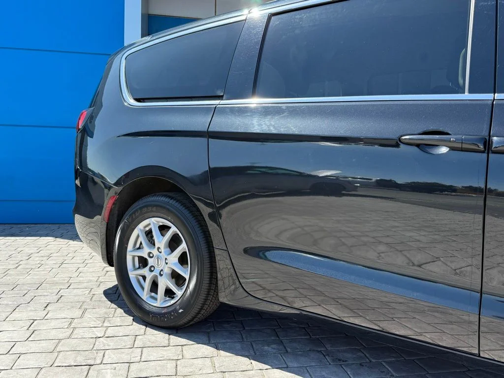 Used 2023 Black Chrysler LX image 6