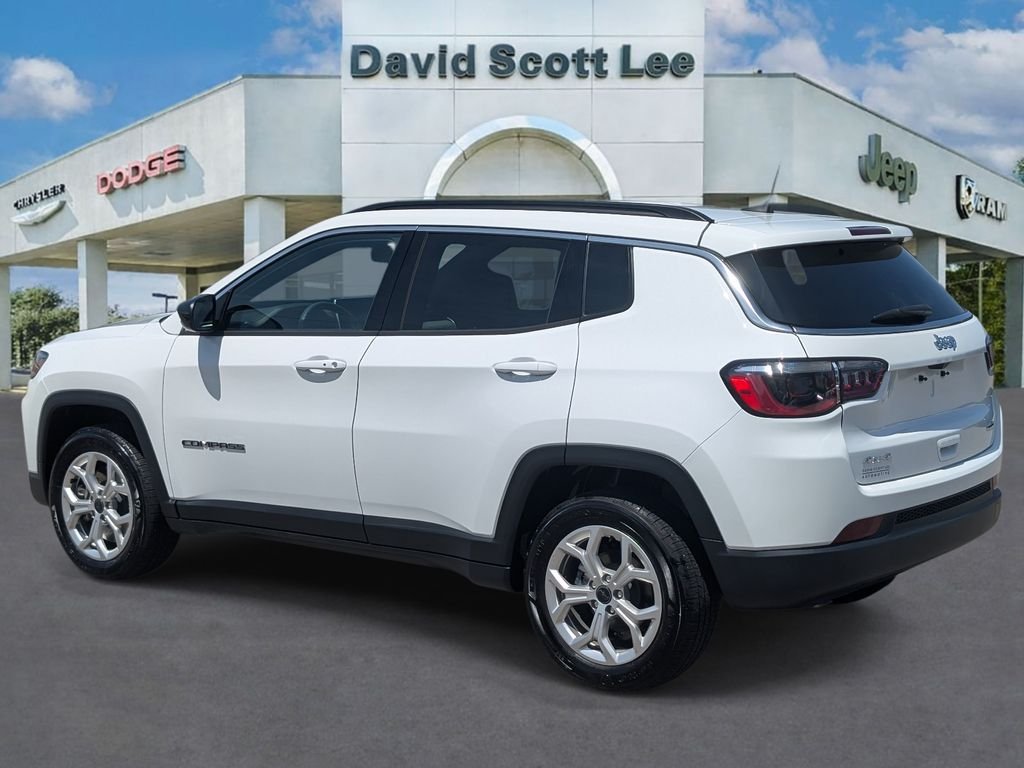 Used 2025 White Jeep Latitude image 10