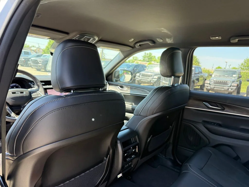 New 2026 Silver Zynith Exterior Paint Jeep Altitude image 22
