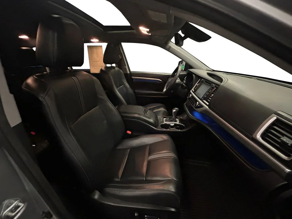 Used 2017 Celestial Silver Toyota XLE V6 image 15