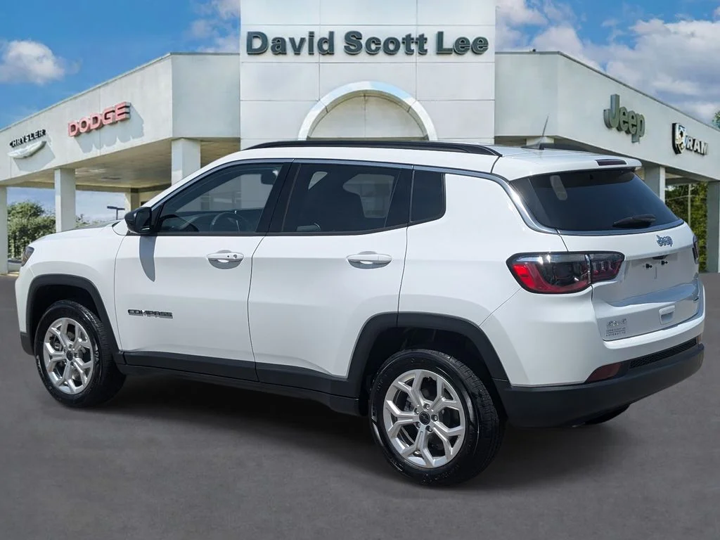 Used 2025 White Jeep Latitude image 10