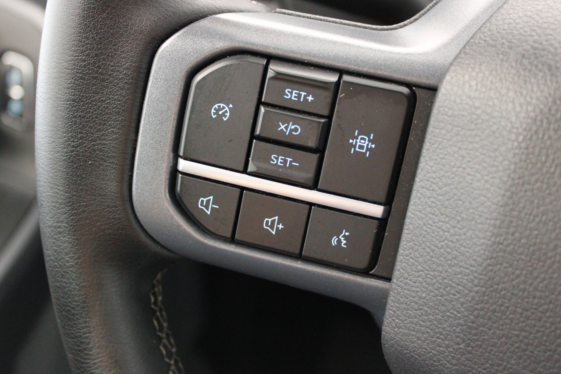 Used 2025 ICONIC SILVER METALLIC Ford XLT 4WD SuperCrew 5.5