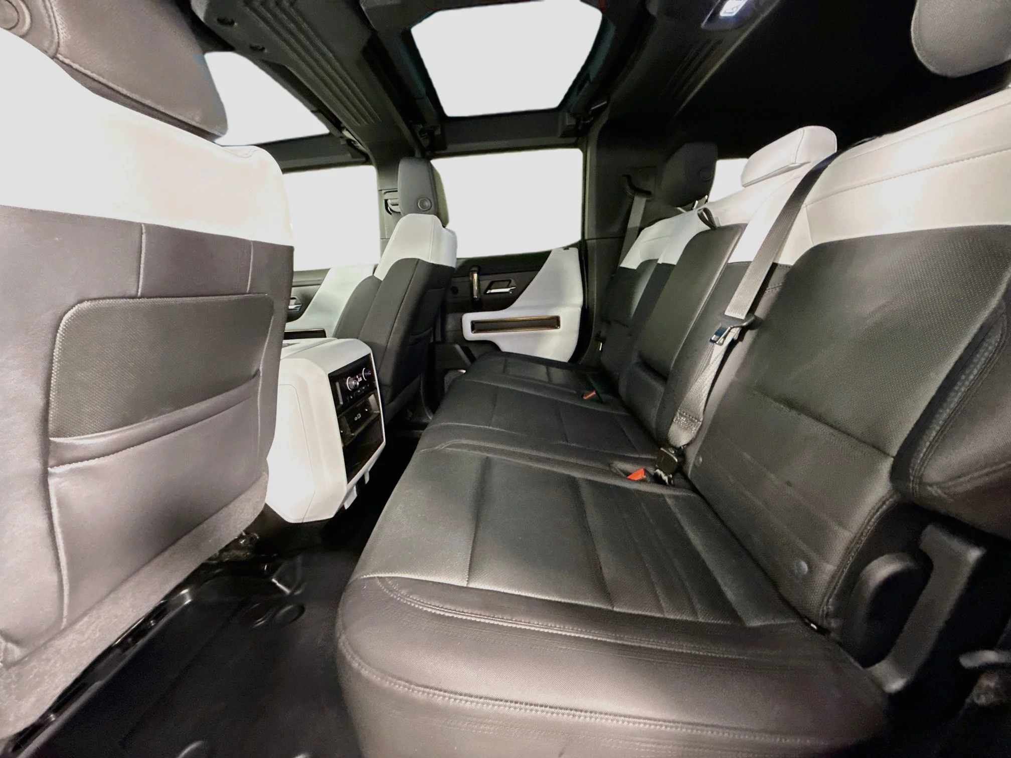 Used 2024 Meteorite Metallic (Grey) GMC 2X image 27