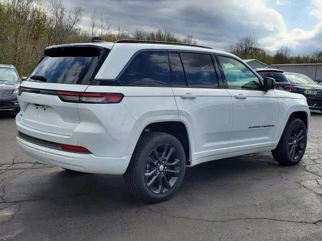 New 2026 Bright White Clear-Coat Exterior Paint Jeep Limited image 3