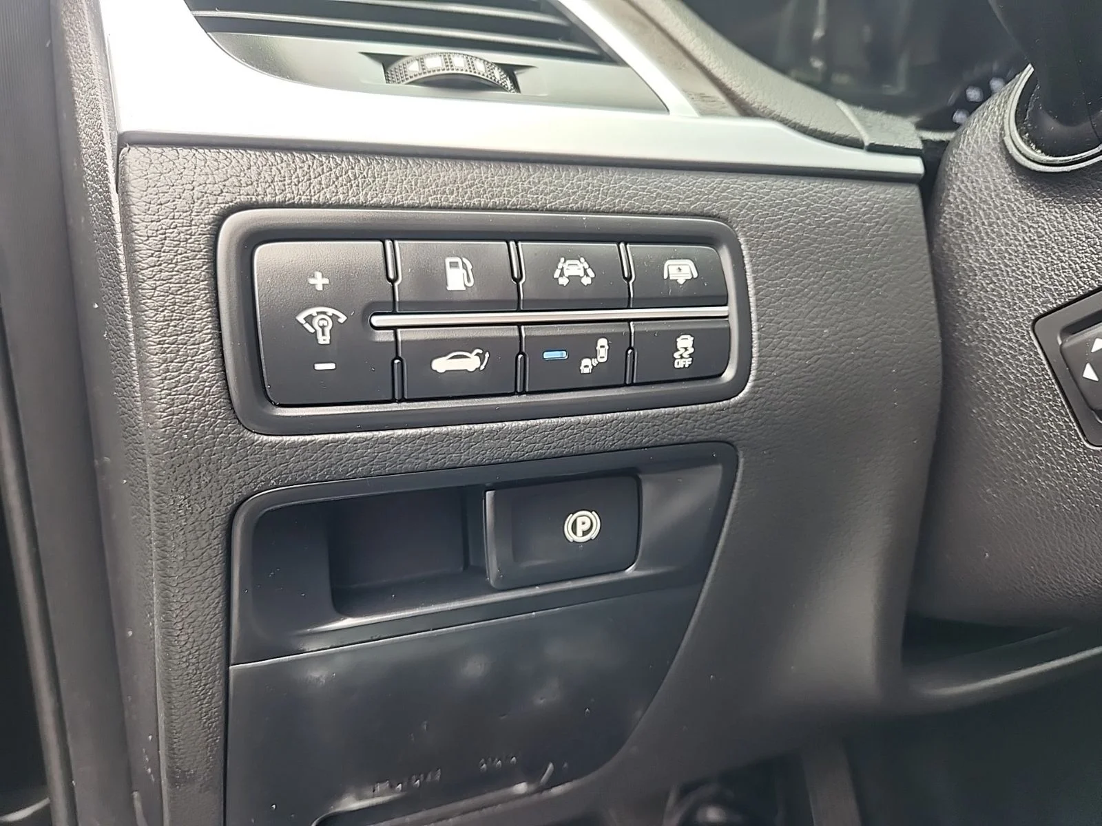 Used 2018 Black Genesis 3.8 image 27