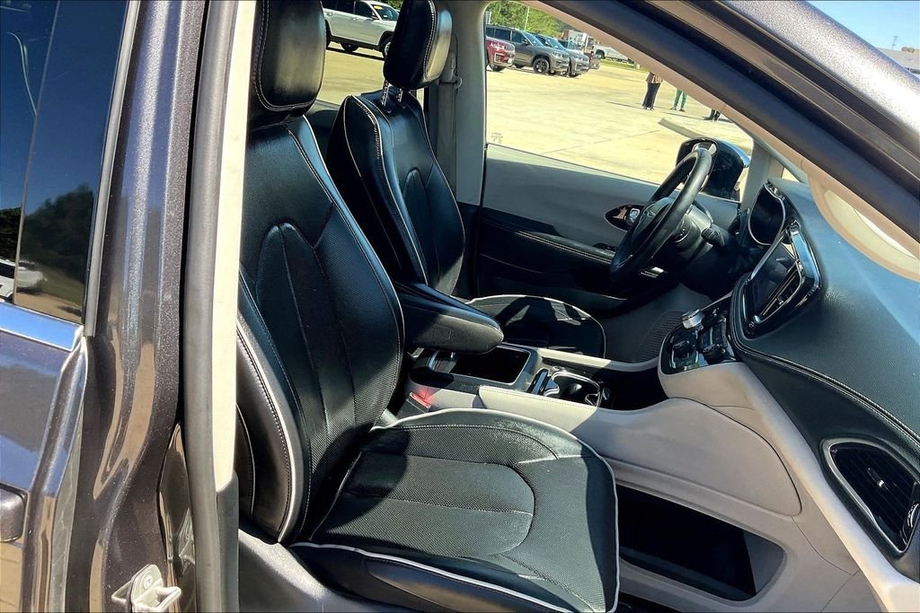 Used 2023 Gray Chrysler Limited image 7