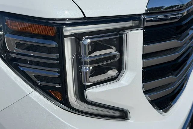 New 2026 Glacier White Tricoat GMC SLT image 4