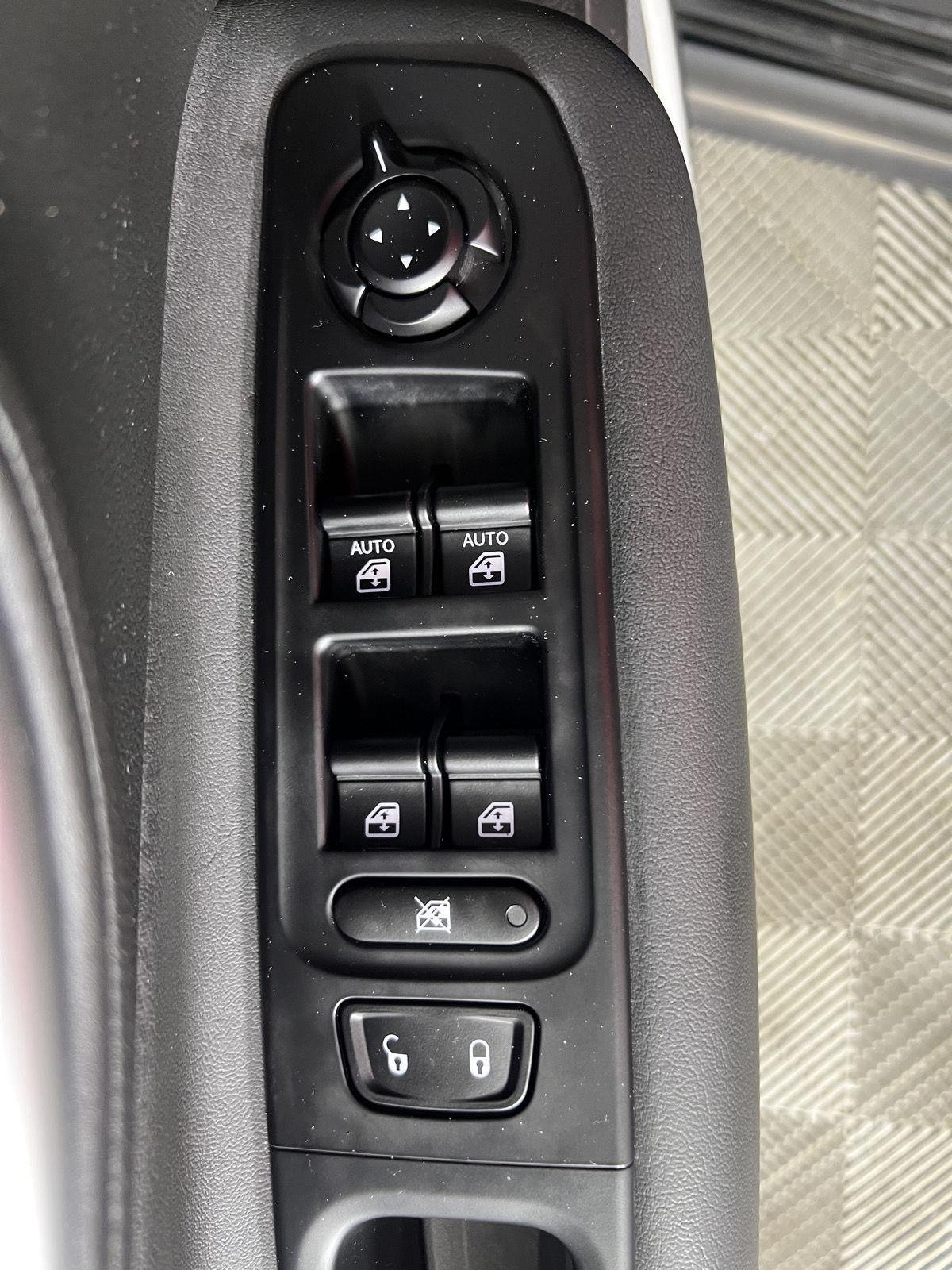 Used 2022 Black Clearcoat Jeep Latitude image 10