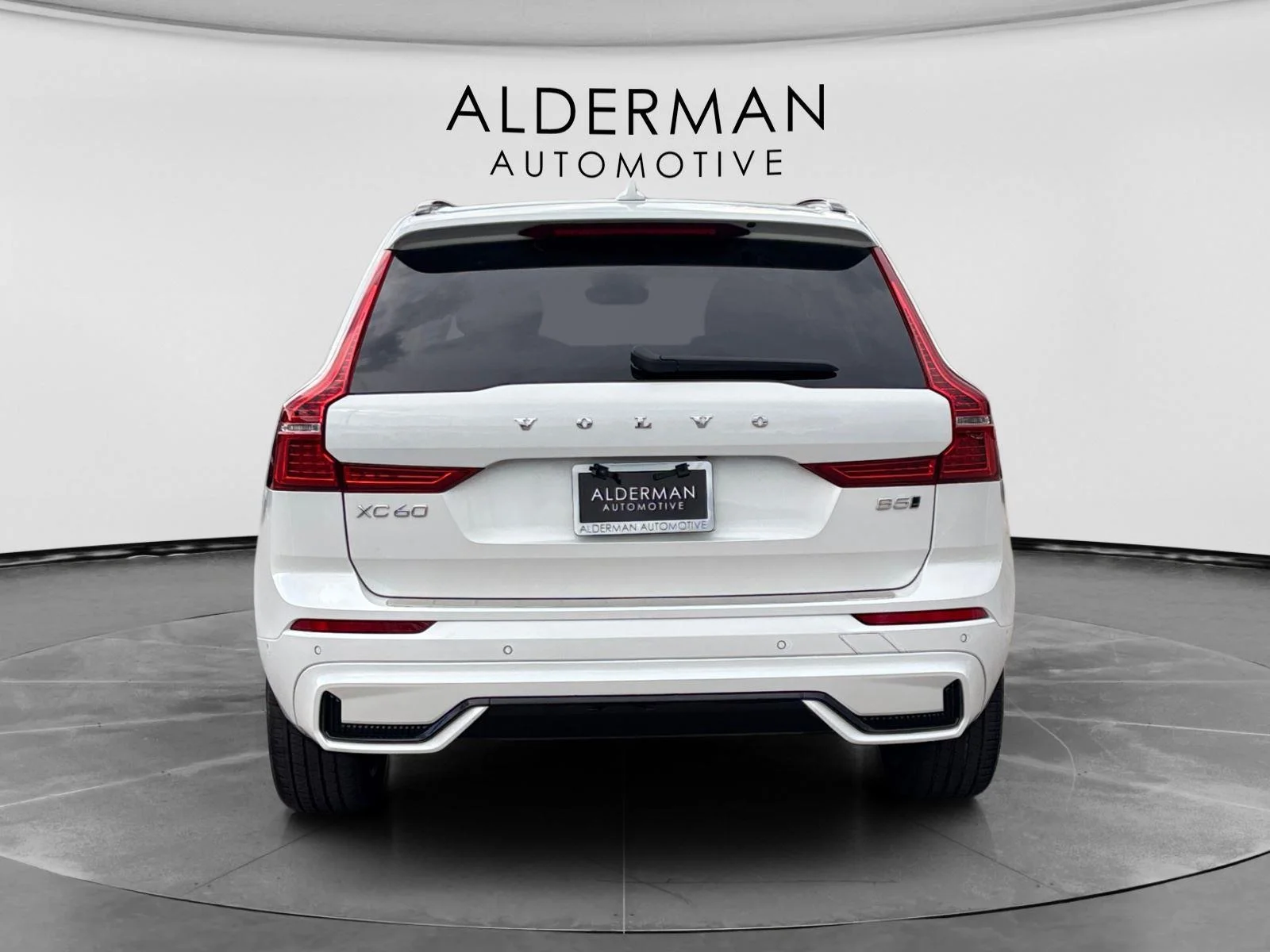Used 2024 Crystal White Metallic Volvo Plus Dark Theme image 4