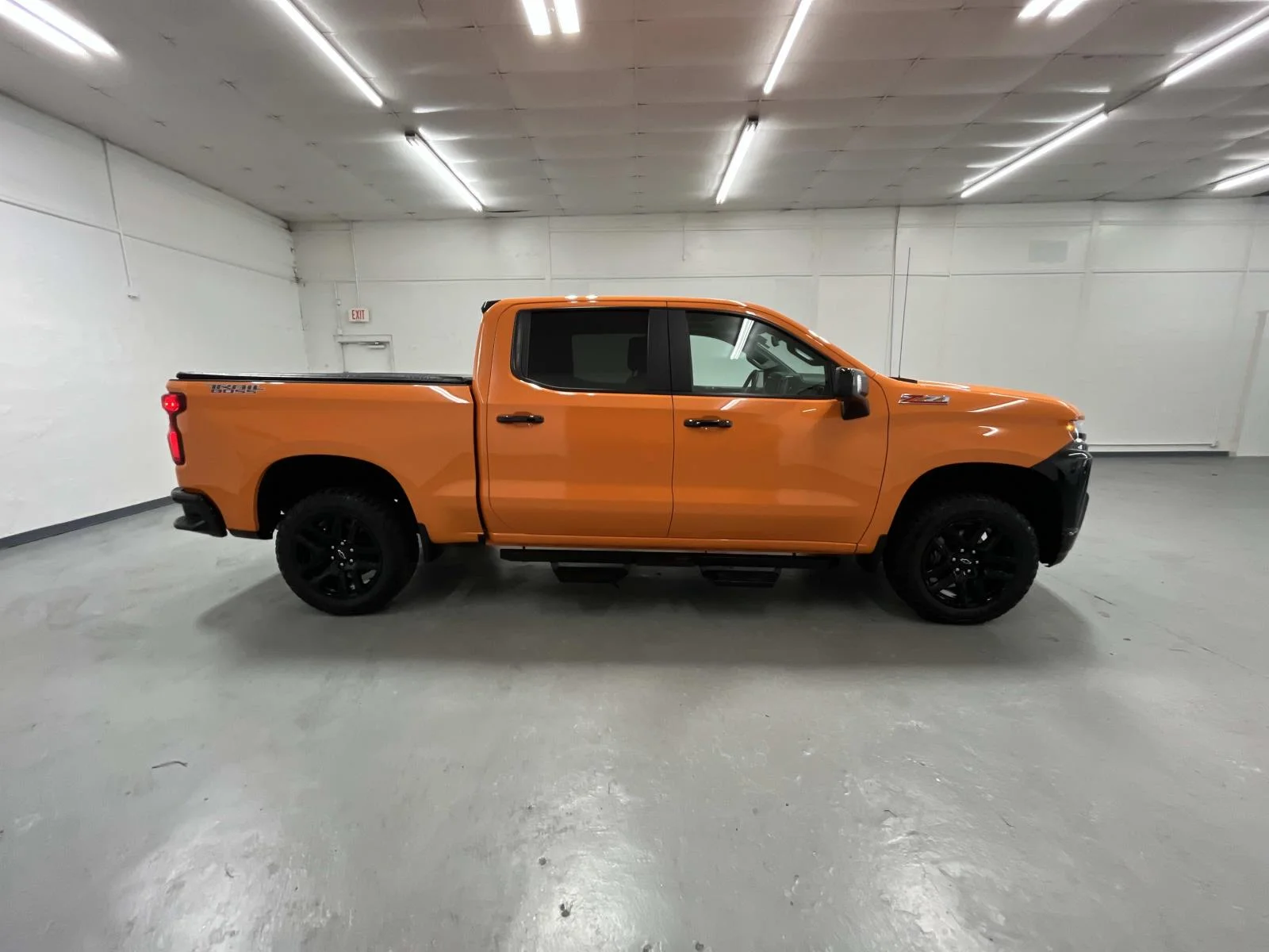 Used 2022 All normally body colored non-sheet metal parts will be black including front fender extensions, cab spoiler on Double & Crew cabs and LT trim door handles. May require extended lead time. Chevrolet LT Trail Boss image 2