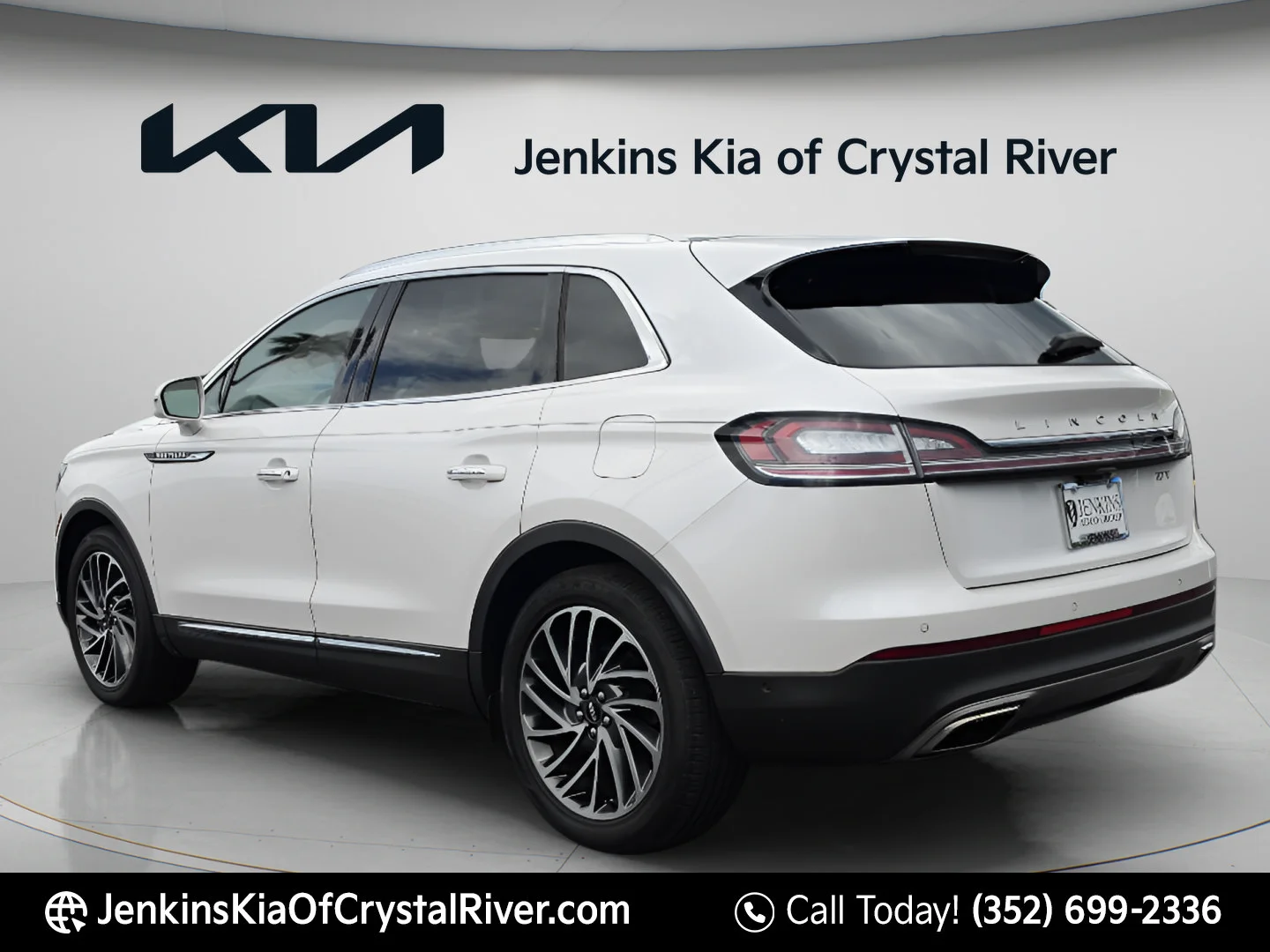Used 2019 White Platinum Clearcoat Metallic Lincoln Reserve image 7