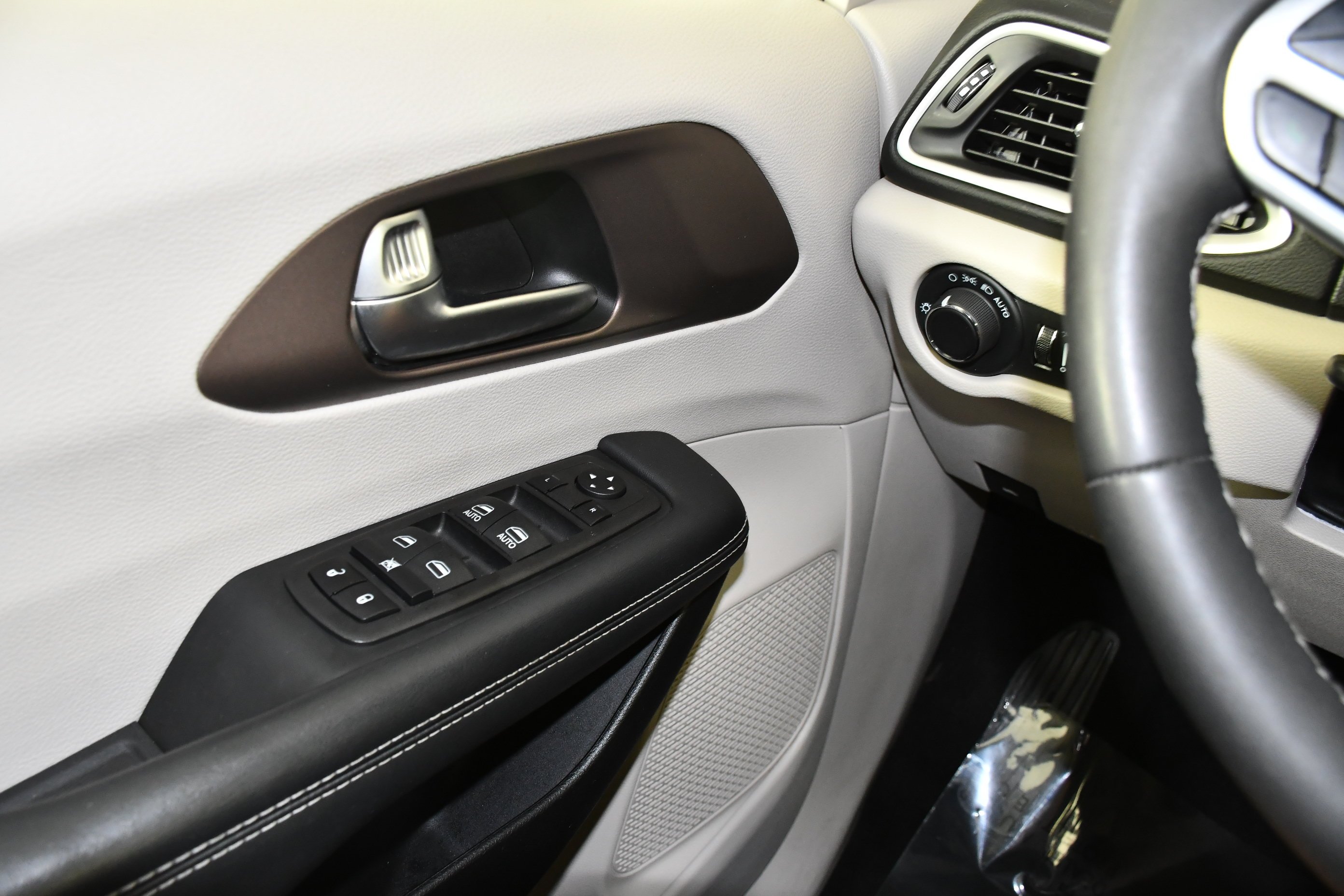 Used 2023 Bright White Clearcoat Chrysler LX image 32