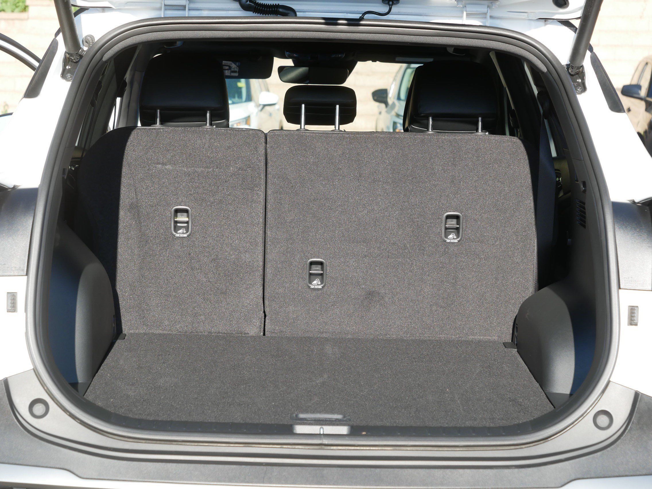 Used 2024 Glacier White Pearl/Ebony Black Roof Kia X-Pro Prestige image 18