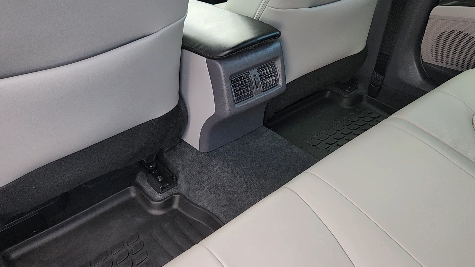 Used 2023 Predawn Gray Mica Toyota XLE image 17