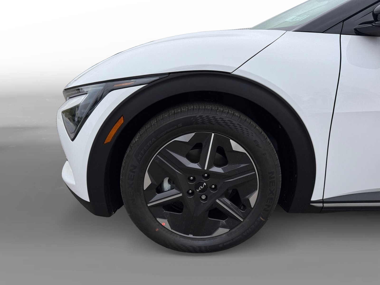 New 2026 Glacial White Pearl Kia LIGHT image 9