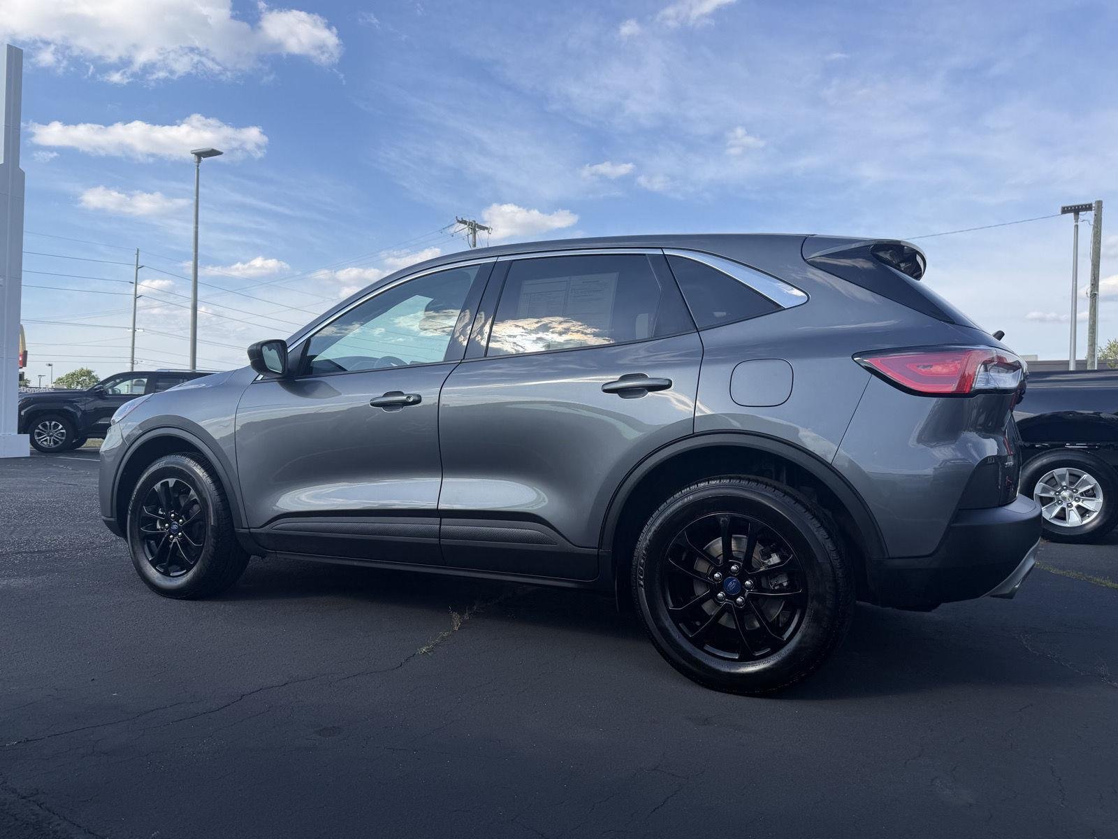 Used 2022 Oxford White Ford SE Hybrid image 4