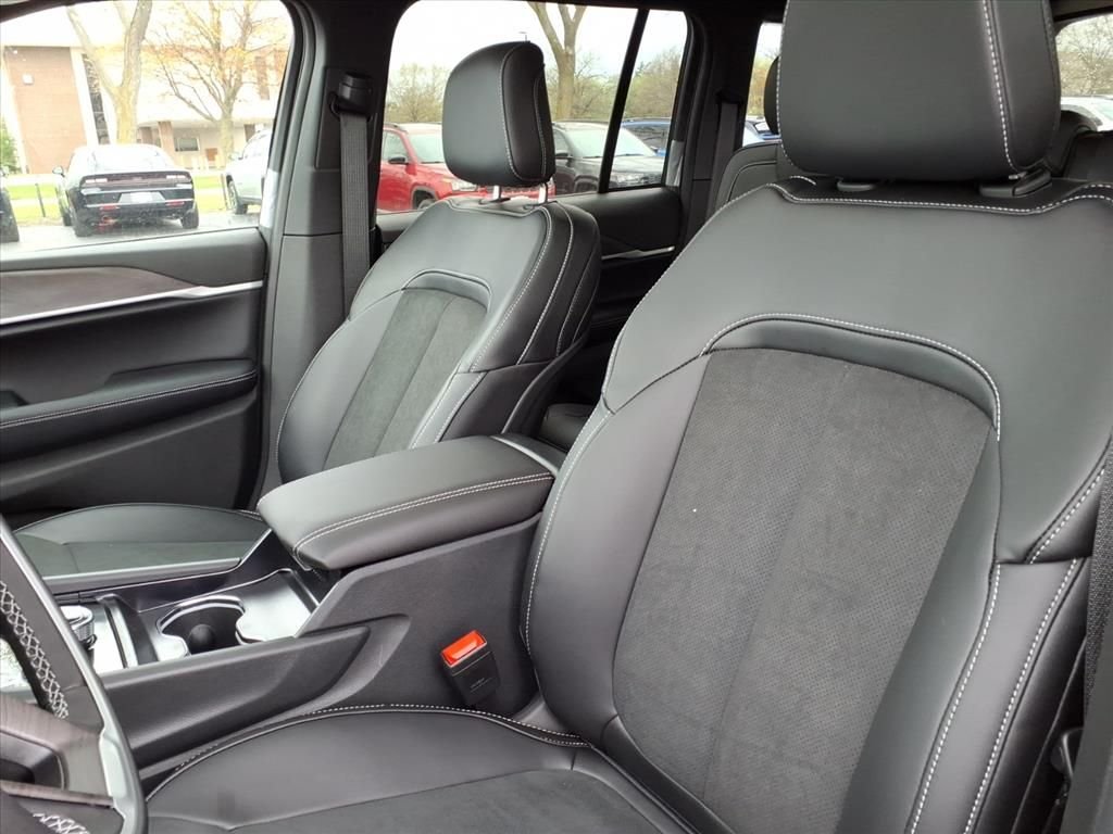 New 2026 Diamond Black Crystal Pearl-Coat Exterior Paint Jeep Laredo Altitude image 9