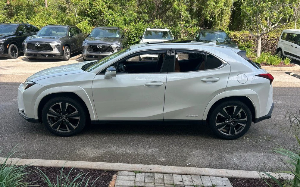 Used 2022 Ultra White Lexus UX 250h image 2