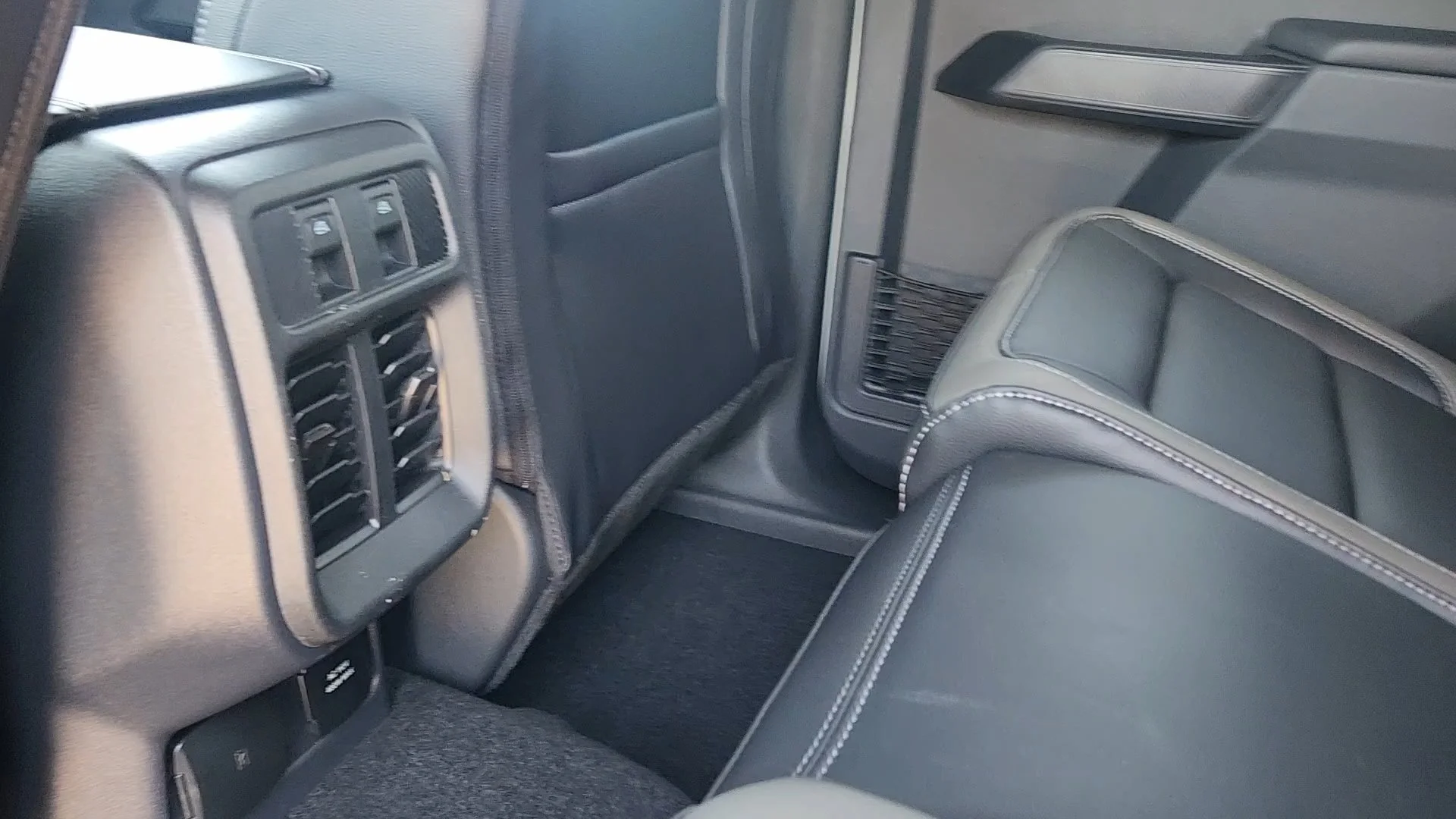 New 2026 Avalanche Gray Ford Outer Banks image 23