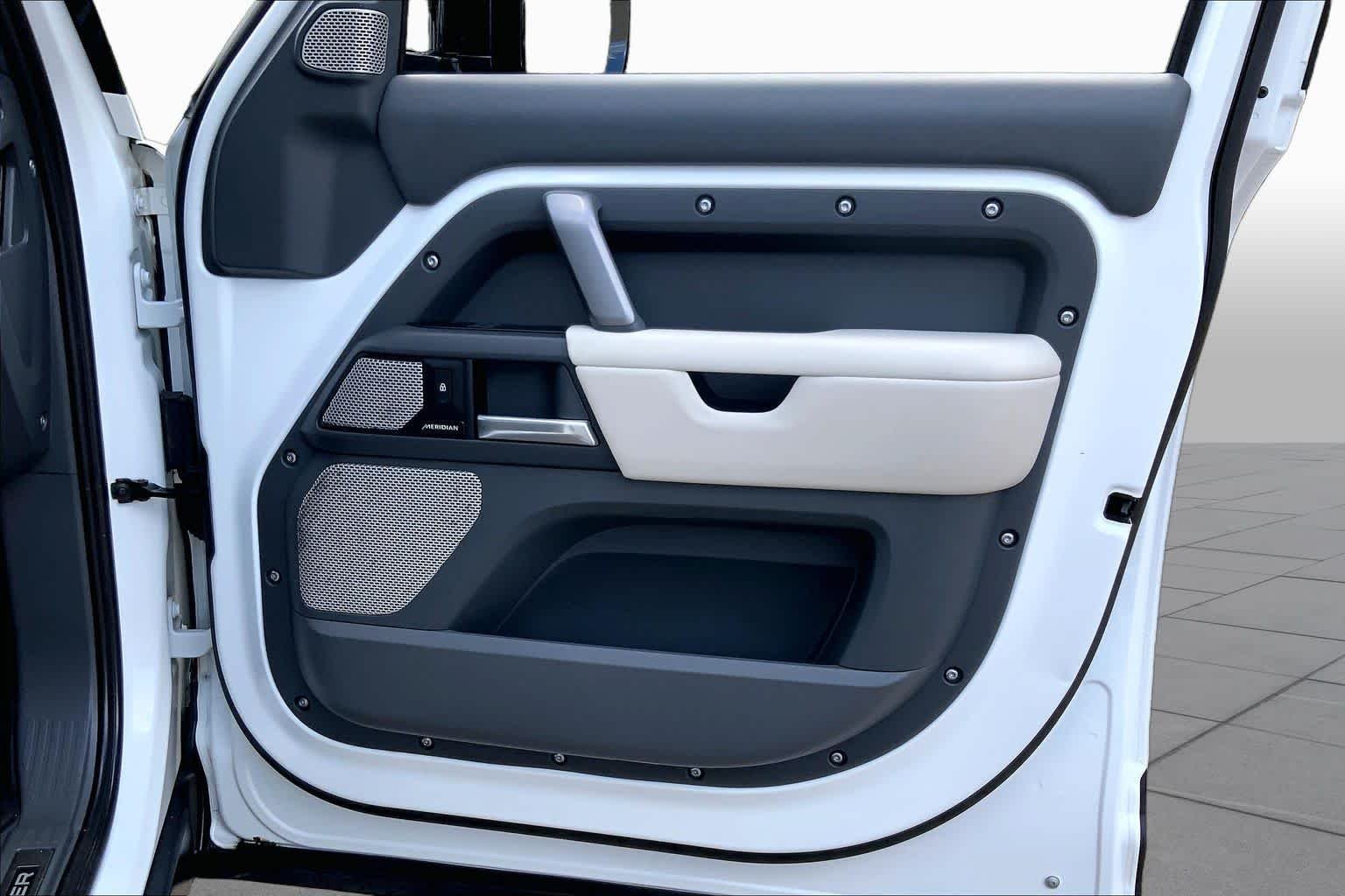 Used 2024 Fuji White Land Rover X-Dynamic SE image 21