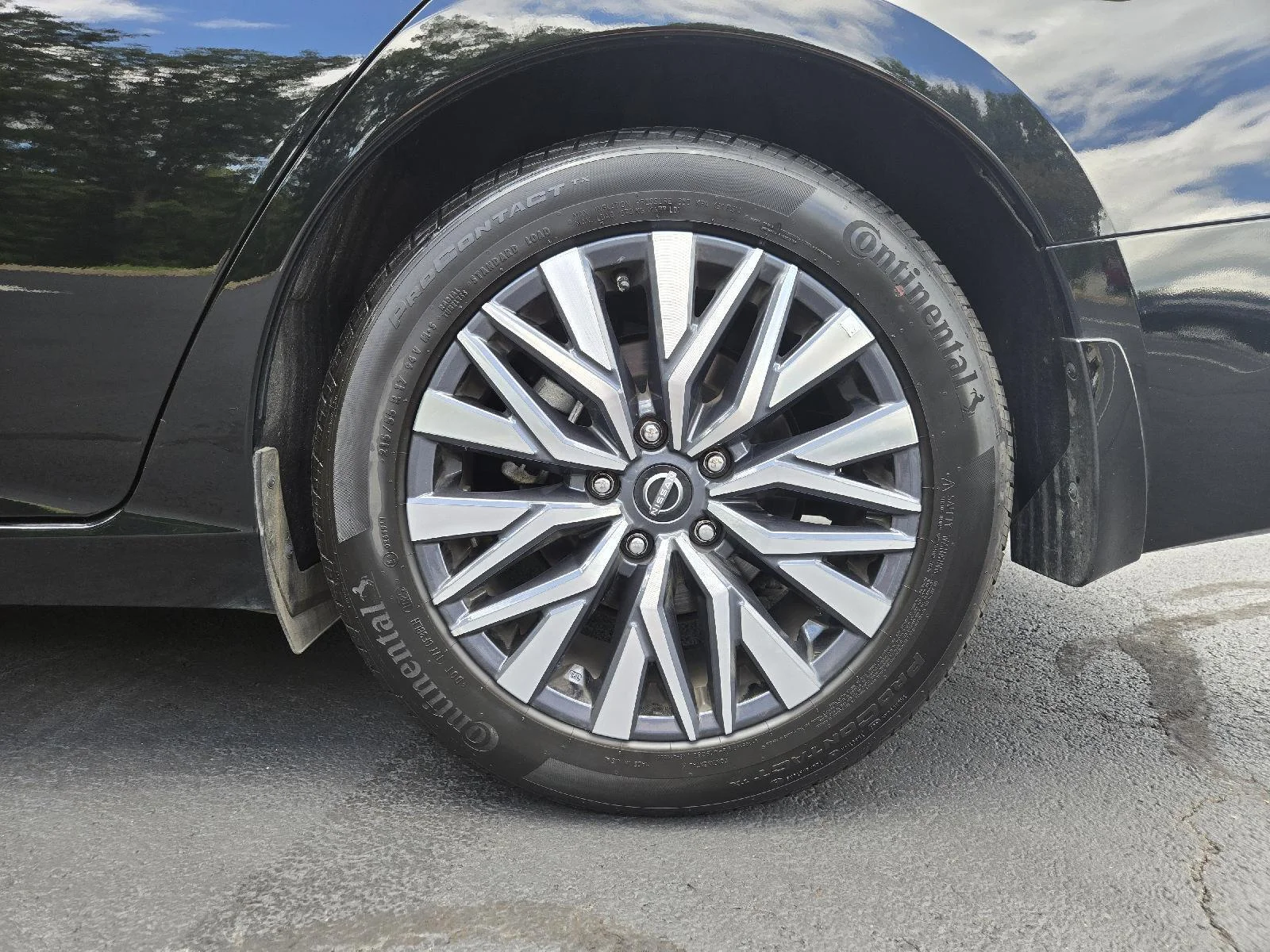 Used 2025 Super Black Nissan SV image 10
