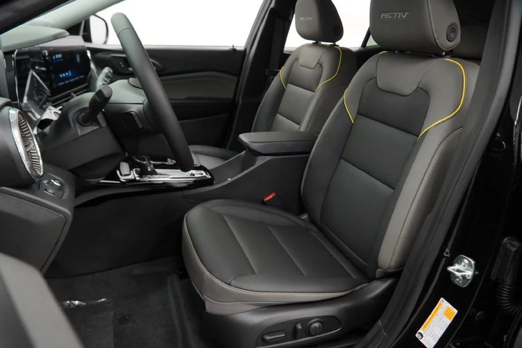 New 2026 Mosaic Black Metallic Chevrolet ACTIV image 4