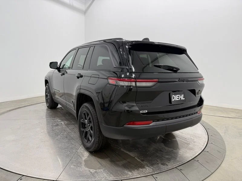 New 2026 Diamond Black Crystal Pearl-Coat Exterior Paint Jeep Altitude image 5