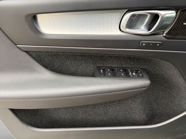 Used 2020 Black Volvo Momentum image 10