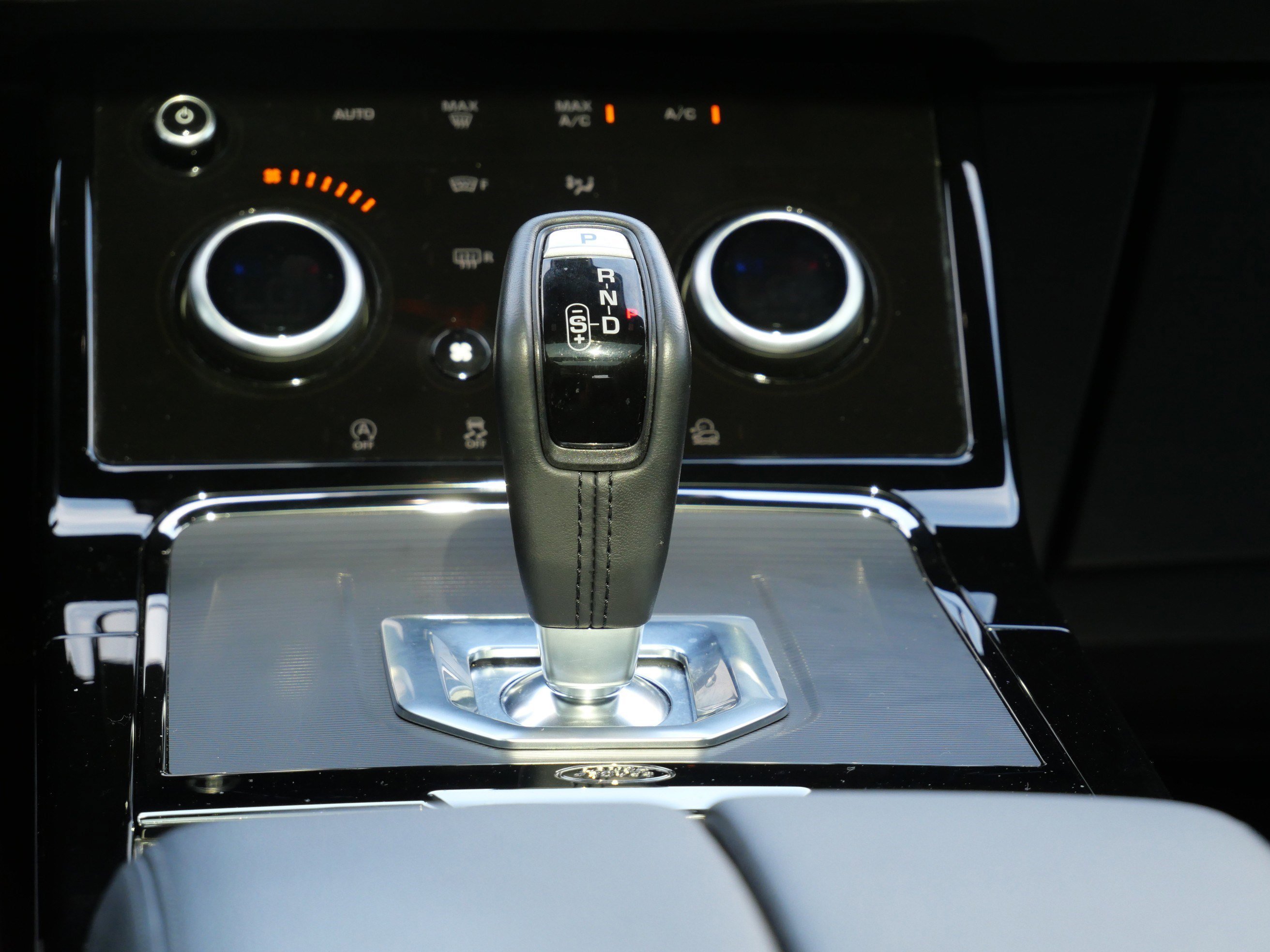 Used 2023 Fuji White Land Rover R-Dynamic SE image 21