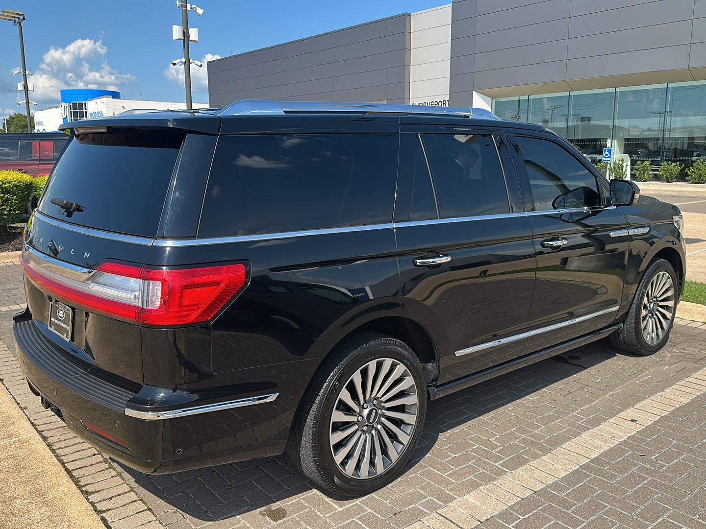 Used 2018 Black Velvet Lincoln Reserve image 16