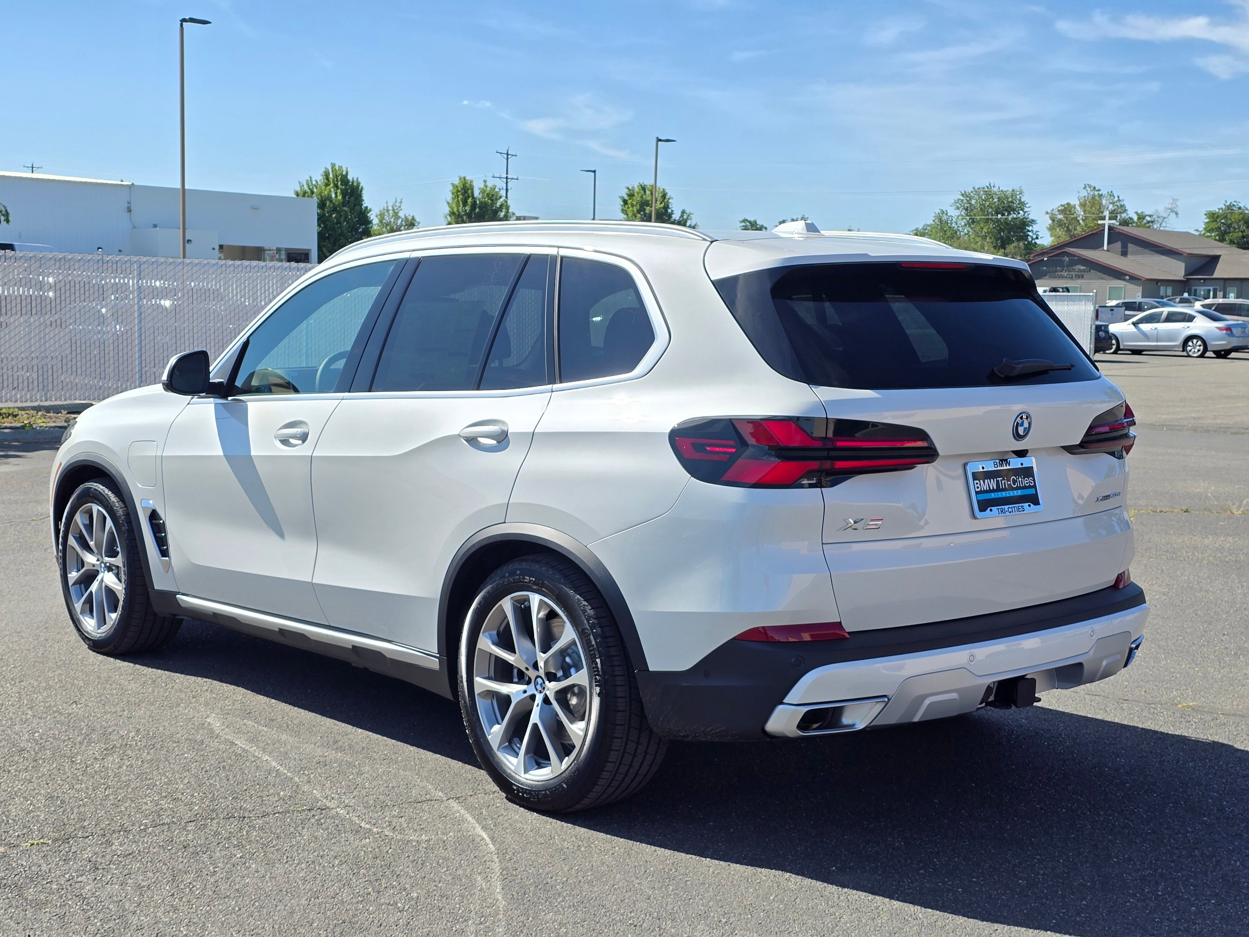 New 2026 Mineral White Metallic BMW xDrive50e image 34