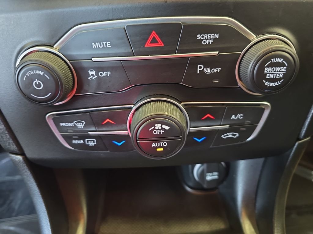Used 2022 Black Dodge SXT image 25