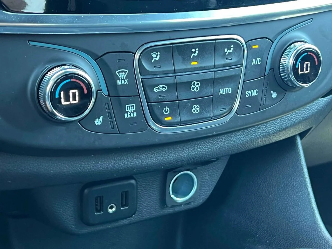 Used 2023 Northsky Blue Metallic Chevrolet AWD LT Cloth image 33