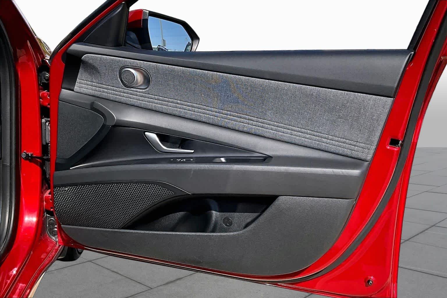 2025 Hyundai Elantra Limited - Photo 23