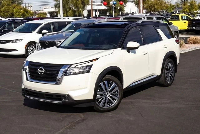 Used 2025 White Nissan Platinum image 9