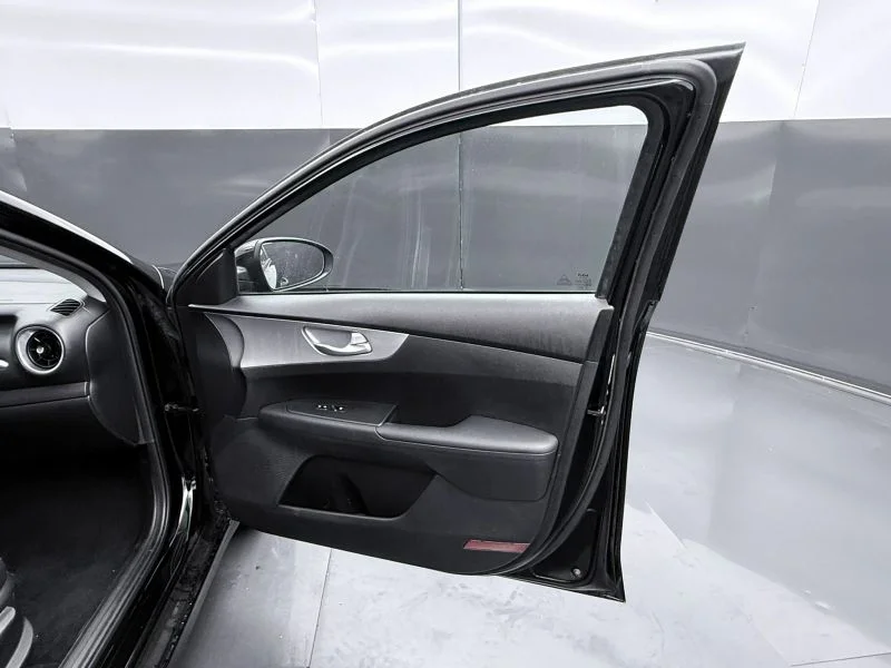 Used 2023  Kia LXS Sedan 4D image 21